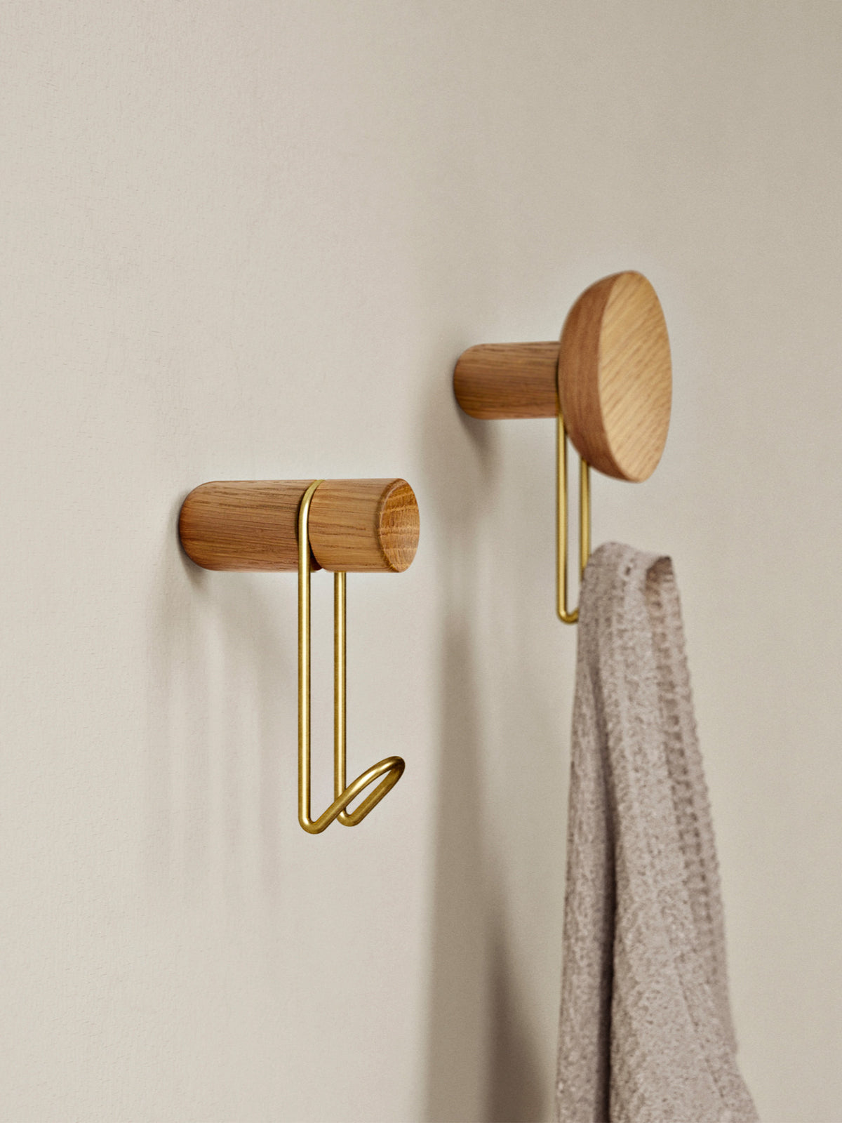 Around wall hanger (Small) - Oak/satin brass