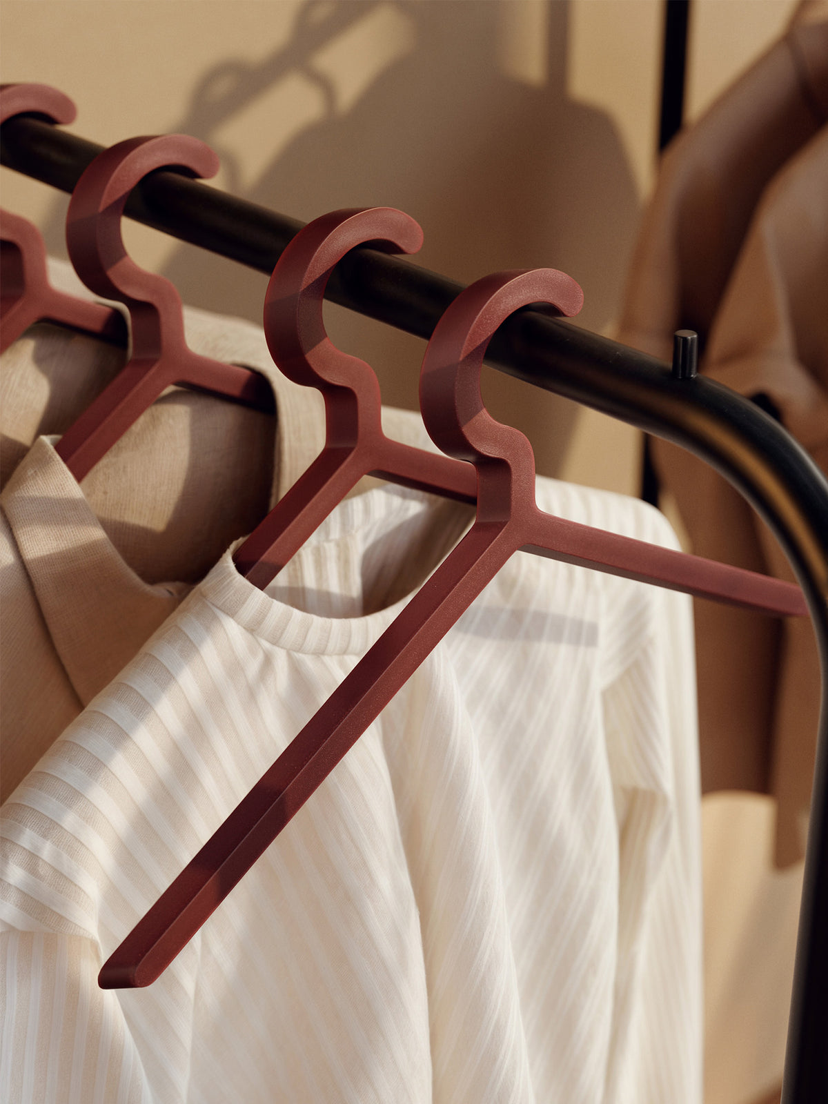 Illusion hanger - Deep red