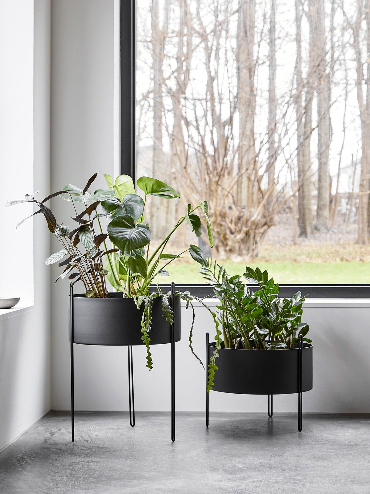 Pidestall planter (Medium) - Black
