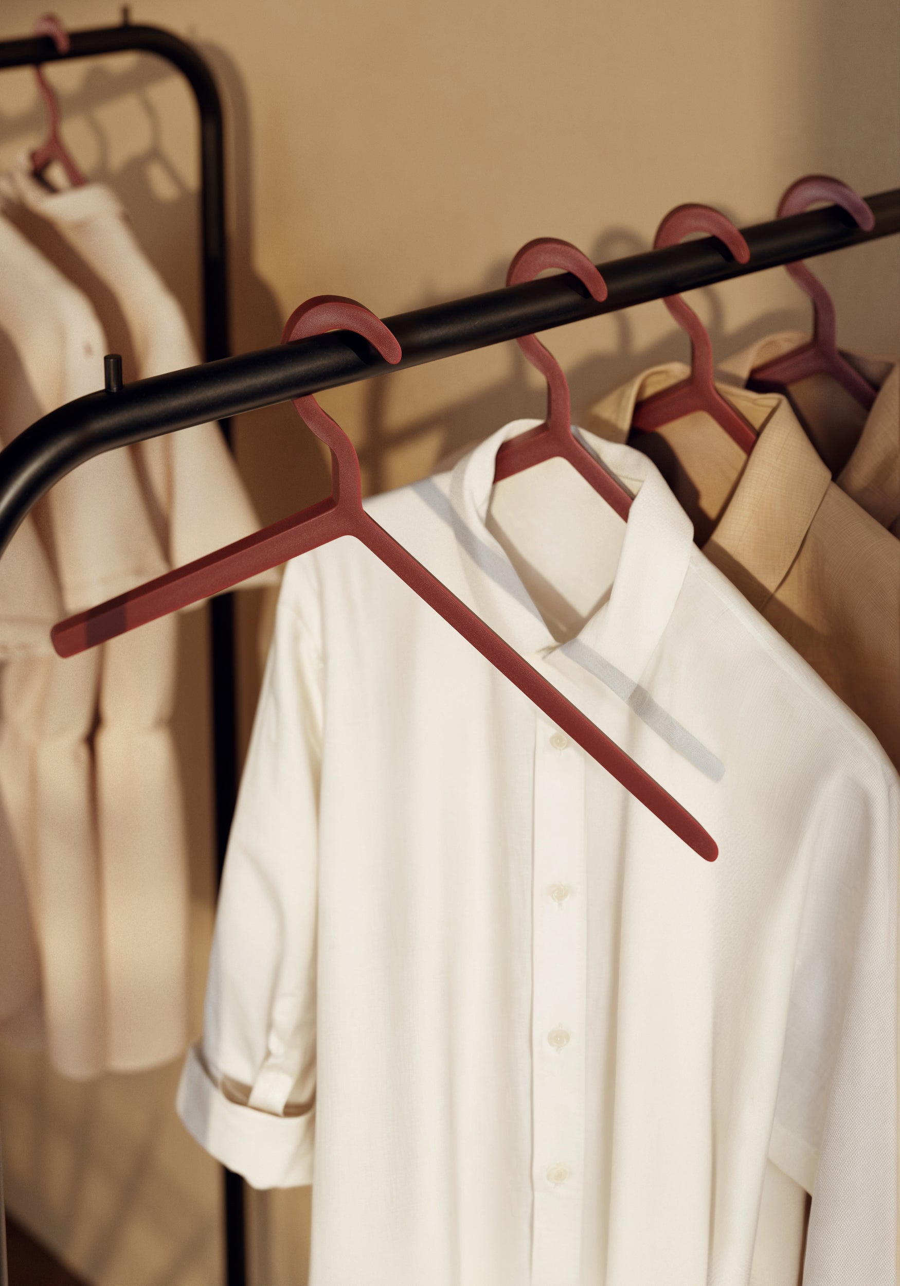Illusion hanger - Deep red