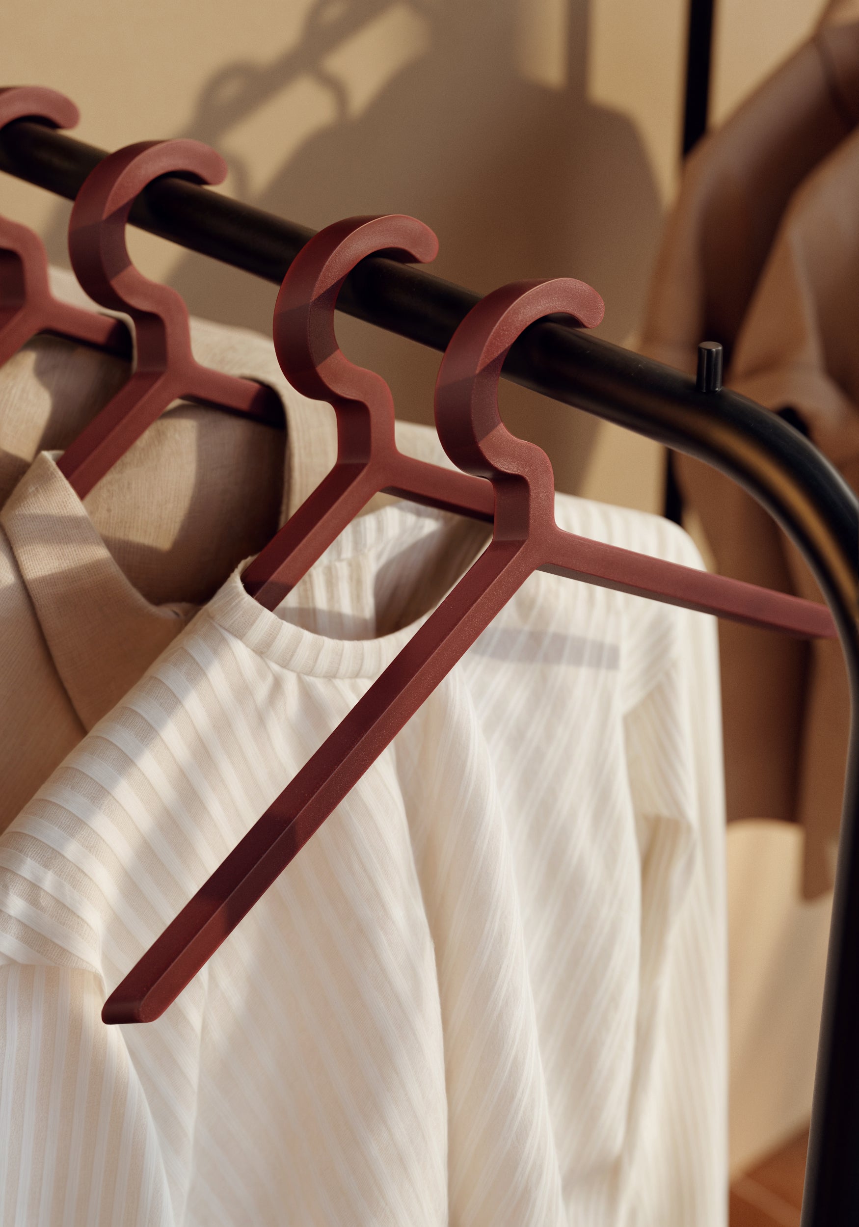 Illusion hanger - Deep red