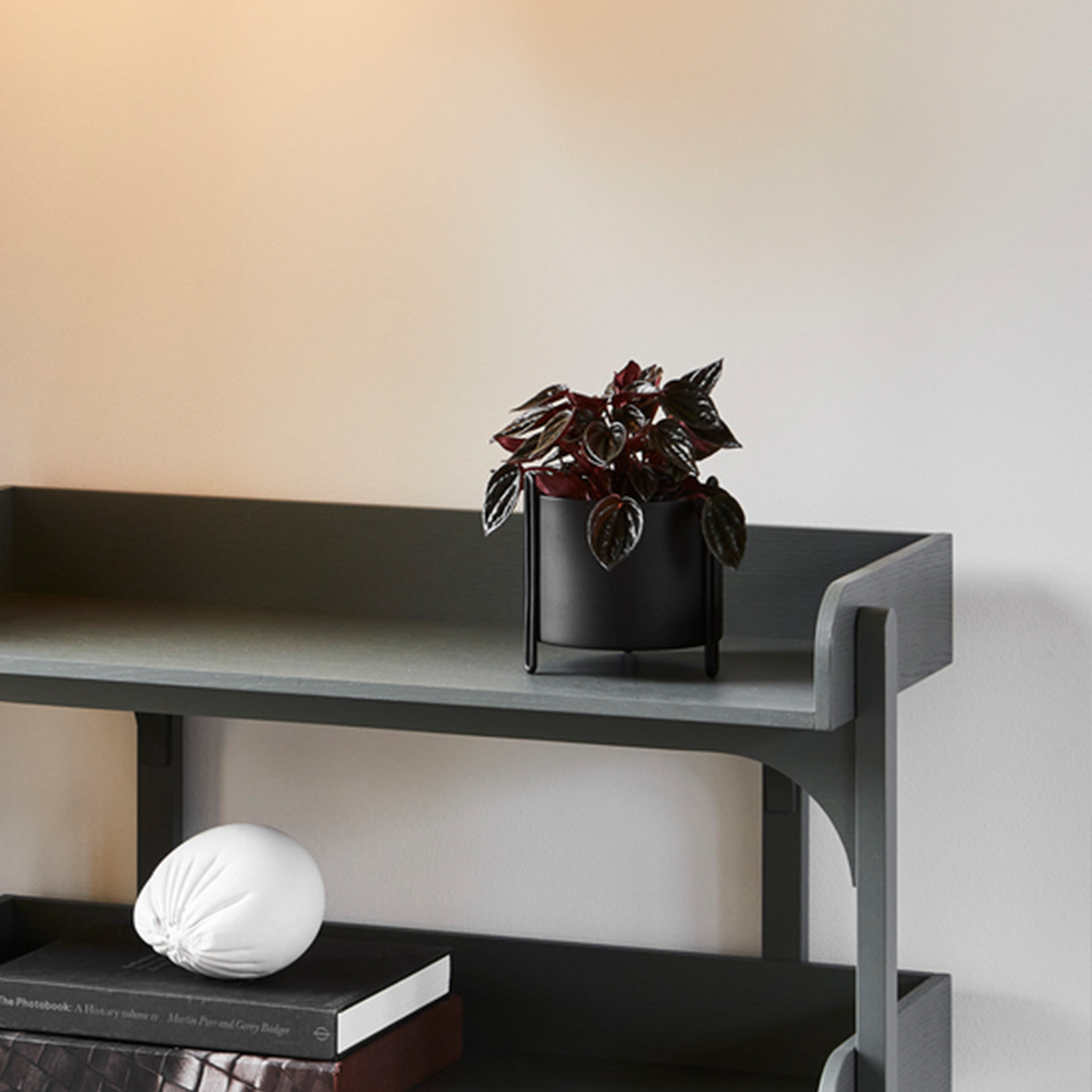Pidestall planter (Small) - Black