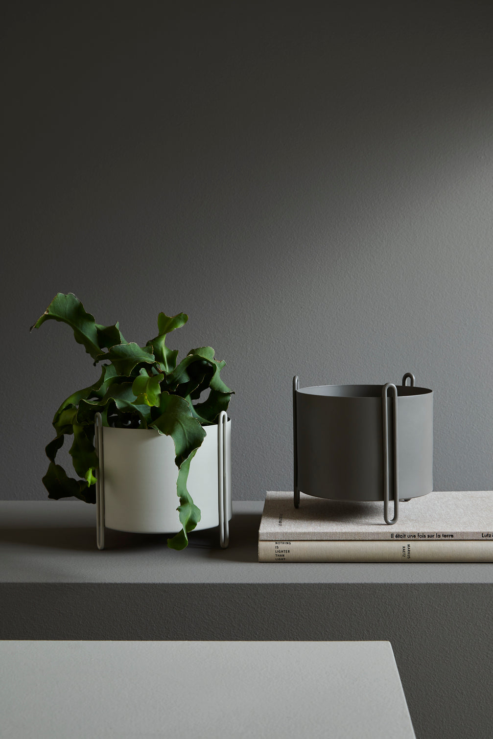 Pidestall planter (Small) - Taupe
