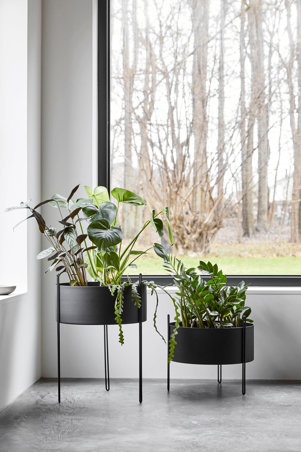 Pidestall planter (Large) - Black