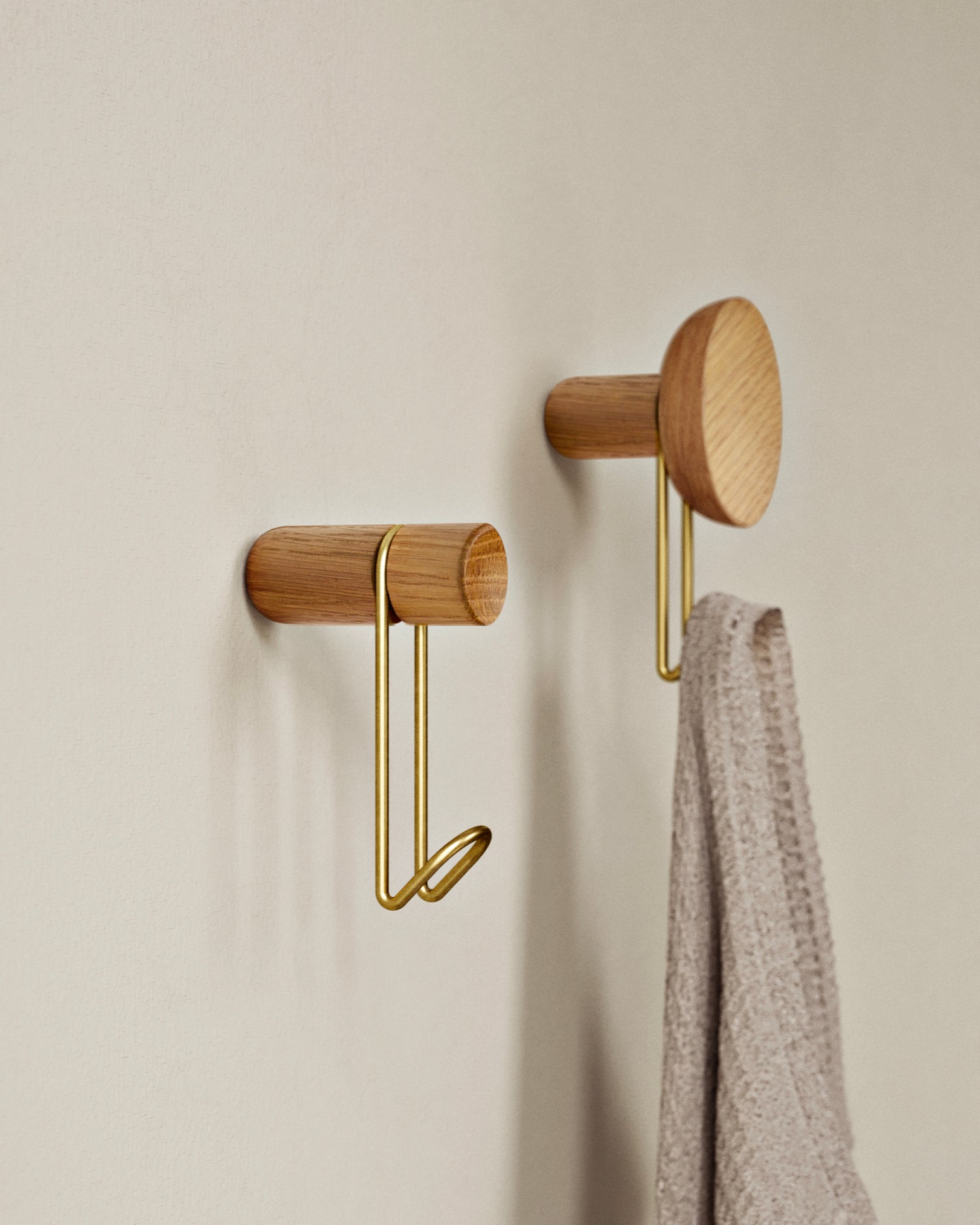 Around wall hanger (Large) - Oak/Satin brass